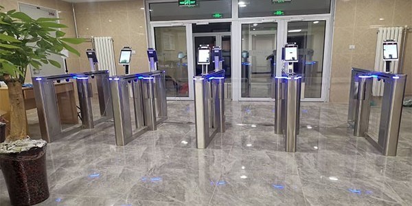 中央民族大學(xué)人臉識(shí)別速通門案例